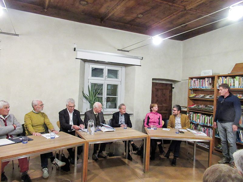 50 Jahre Autonomiestatut v. l.: Pietro Zanolin, Bruno Pileggi, Robert Kaserer, Armin Pinggera, Franz Bauer, Martha Stocker, Moderator Patrick Rina und Raimund Rechenmacher