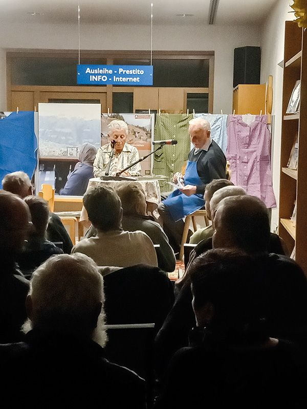 Maria und Adolf Fliri bei der Buchvorstellung in der Bibliothek Naturns