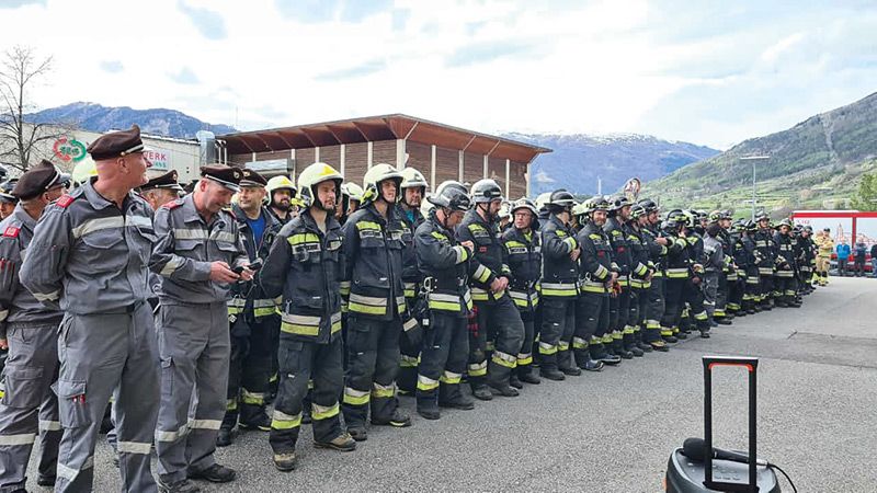 Einweisung vor der Feuerwehrhalle