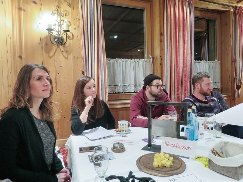 Carina Matscher (links) moderierte den Stammtisch. Verena Gramm (zweite von links) stellte das „Marillen Madl“ (eine süße Verführung aus regionalem Dinkel und Vinschger Marillen) und den „Vinschger Bua“ (ein Bauerntoast aus Roggen, Käse, Sauerkraut und Bauchspeck) vor. Darüber und über viele andere Ernährungstrends gab es lebhafte Diskussionen.