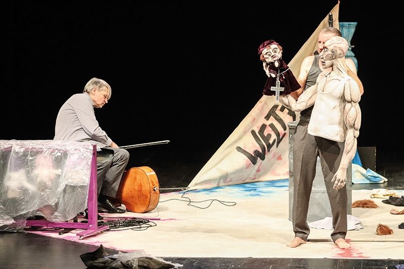 Michael Kohlhaas als Figurentheater auf der Bühne im Kulturhaus Schlanders
