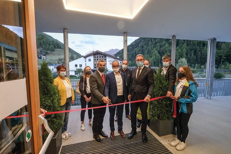 v. l.: Andrea Frank, VizeBM Hannah Waldner, BM Franz Prieth, Heinrich Noggler, Gerhard Stecher, LH Arno Kompatscher, Ulrich Blaas, Albrecht Plangger und Judith