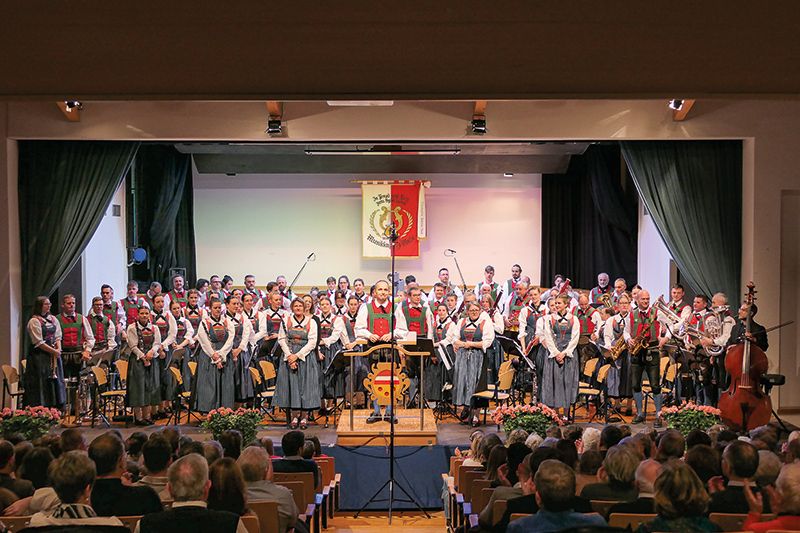 Mit vielen zeitgenössischen, anspruchsvollen und abwechslungsreichen Musikstücken erfreute die Musikkapelle Mals mit dem Kapellmeister Hanspeter Rinner das Publikum. Vier Musikant:innen wurden neu aufgenommen: Jakob Amenitsch (Trompete), Valentin Tschenett (Horn), Linda Veith (Posaune) und Lukas Wallnöfer (Schlagzeug)