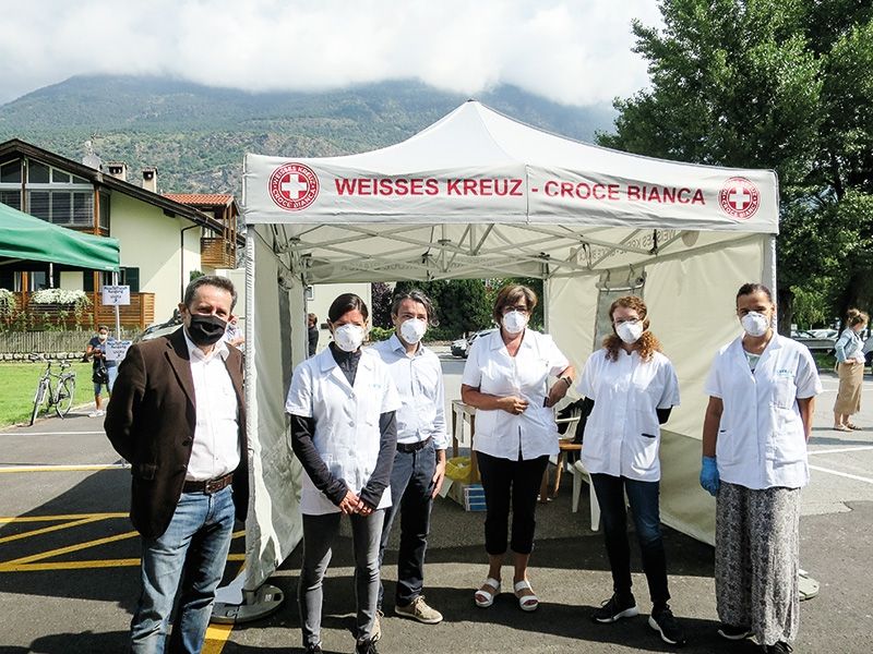 In Zusammenarbeit zwischen Eurac, Sanitätsbetrieb, den Gemeinden und dem Weißen Kreuz wird in Latsch, Mals und Schlanders eine Phase der CHRIS Covid-19 Studie durchgeführt. V.l.: Peter Pramstaller, Vera Amon, Cristian Pattaro, Rosalinde Gunsch Koch, Elisa Ferrandi und Irene Lunger
