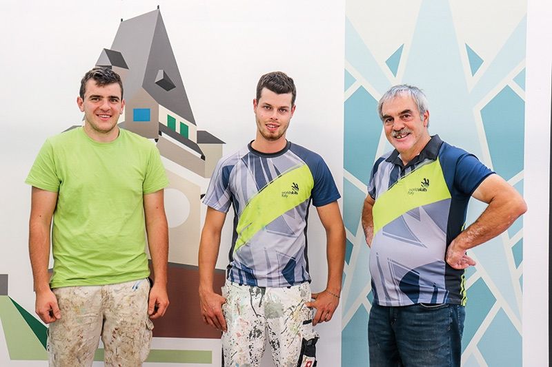 v. l. Manuel Kofler, Teilnehmer der Worldskills 2022, Dominik Miribung, Teilnehmer der Euroskills 2021, Betreuer Bruno Giongo in der Landesberufsschule Schlanders bei den Vorbereitungen