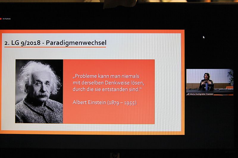 Die Landesrätin Maria Hochgruber Kuenzer (rechts) klärte die Gemeinderät:innen von Partschins über die mögliche Vorgangsweise beim Gemeindeentwicklungsprogramm auf