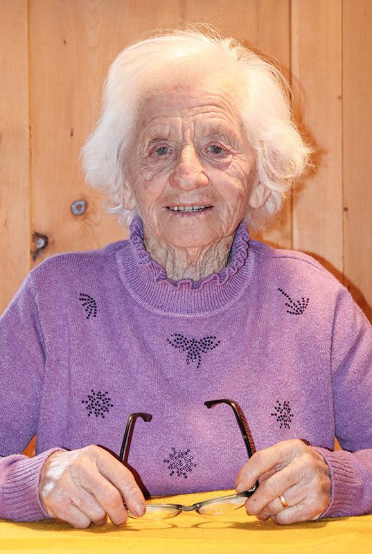 Martina Schiefer Riedl, die „Pastelwieser Martha“, Jahrgang 1932, Prader Berg. Sie hat 12 Enkel und 20 Urenkel: „Haint isch gonz a ondre Welt. Di Jungen hobm haint olz. I hon nicht Guats kopp.“