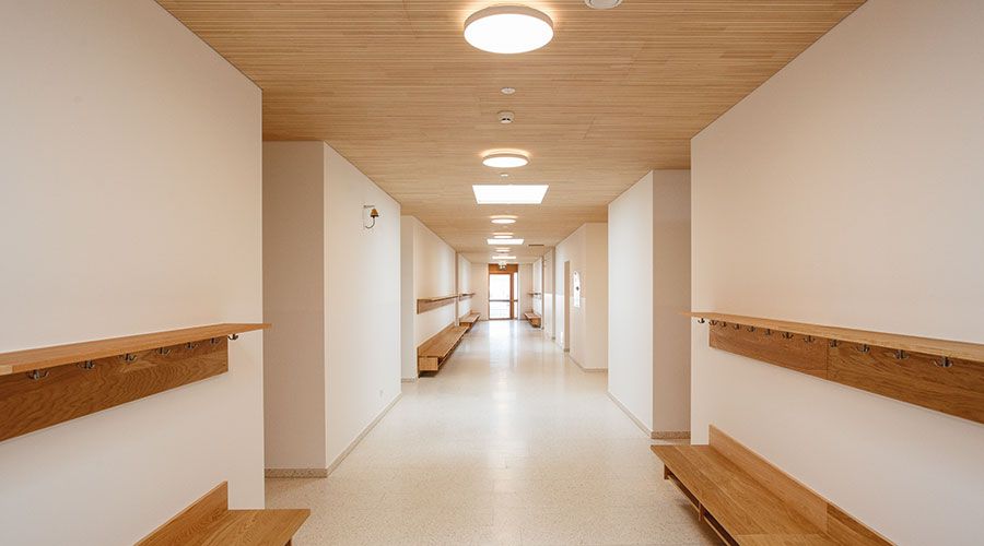 Akustikabsorber an Decke und an den Wänden schlucken den Schall und sorgen für eine optimale - auch wertschätzende – Lernatmosphäre und ein angenehmes Raumklima.