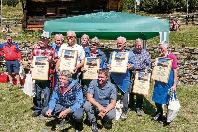 Die Geehrten auf Peder für 60 Jahre Mitgliedschaft in der AVS-Sektion Martell: v. l. Robert Gluderer („Nilli Robert“), Erwin Altstätter, Franz Oberhofer („Premstler Franz“), Adolf Altstätter, Josef Rieder und Katharina Rieder verh. Altstätter. Sitzend v. l. Georg Altstätter, Bürgermeister der Gemeinde Martell und Peter Altstätter, Erster Vorsitzender der AVS-Sektion Martell. Hinten v. l. Elmar Knoll und Georg Simeoni, Vizepräsident und Präsident des AVS Südtirol.