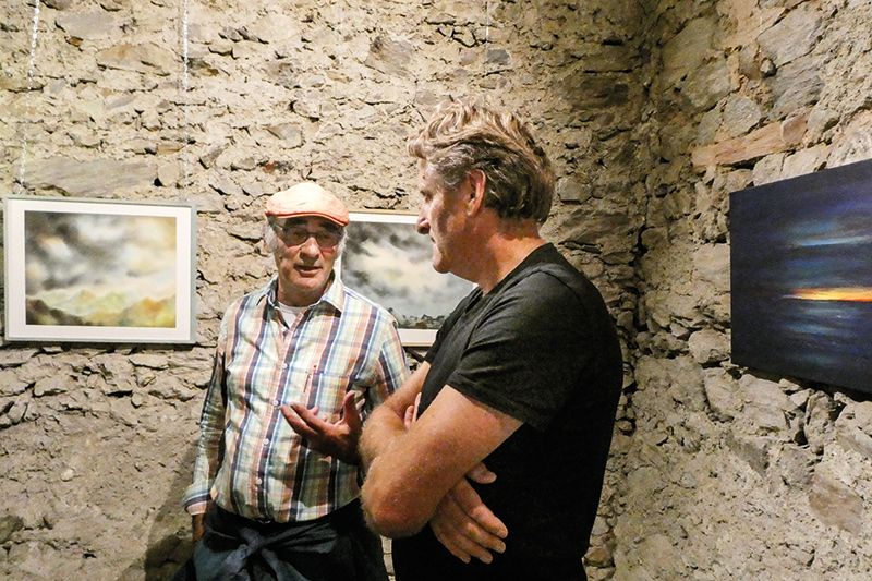 v. l. Kunsttherapeut Urs Emmenegger und Bibliotheksleiter Raimund Rechenmacher bei der Ausstellungseröffnung am 15. September 2023