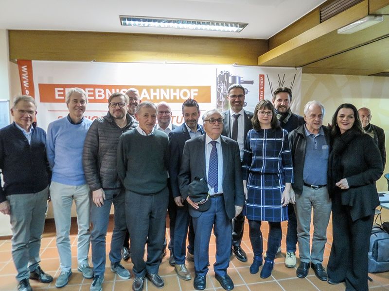 Bei der Jahresversammlung der Freunde der Eisenbahn am 16. Jänner in Terlan, waren neben den Mitgliedern und dem Vorstand des Vereins, auch der LH Arno Kompatscher anwesend. Der Prader BM Karl Bernhart und Ludwig Fabi vom Bezirksservice Weiterbildung zeigten sich erfreut, dass Spondinig zum Bahnhof 2020 erklärt wurde.