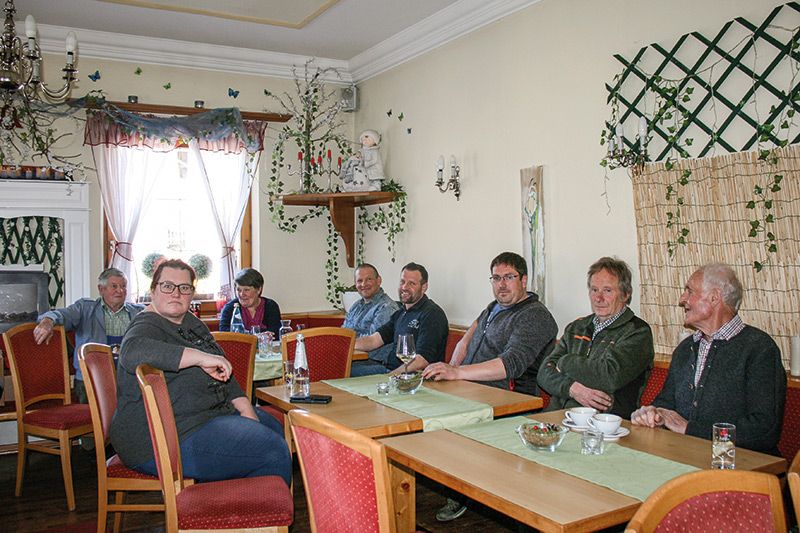 Vinschger Fleckviehzüchter:innen bei der Jahresversammlung in der „Bar Ortler“ in Schluderns
