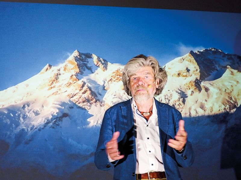 Dieses Jahr präsentierte Reinhold Messner am 5. August im Freizeitzentrum in Sulden erstmal in Südtirol seinen neuen Dokumentarfilm „Die Nanga-Parbat-Tragödie“. Im Film erzählt der große Bergsteiger und Geschichtenerzähler seine Sicht der damaligen Ereignisse. Er berichtet vom Kampf ums Überleben in der Todeszone, den Verlust seines Bruders, den Streit um die Wahrheit und die Trauerarbeit zusammen mit seinen Geschwistern.