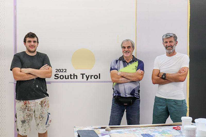 v. l. WorldSkills Teilnehmer Manuel Kofler, Experte Bruno Giongo und Mentaltrainer Valentin Pfiffrader
