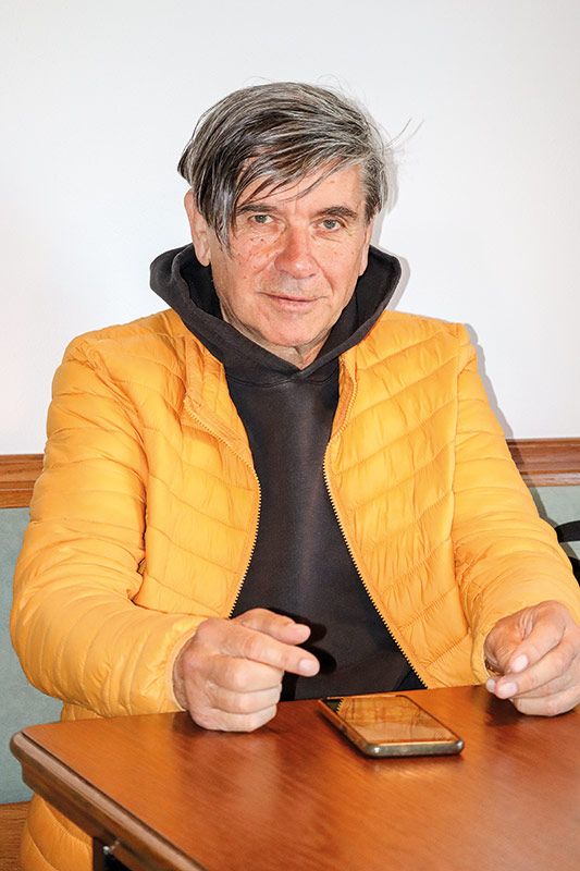 Umberto Ghitti, geboren am 11.11.1956 in Marone in der Provinz Brescia. Er ist dreifacher Vater und Großvater. Seine Pensionierung hat er auf den Tag genau an seinem 60. Geburtstag gefeiert. „Deis isch eppas, wos nit oft passiert“, meint er.