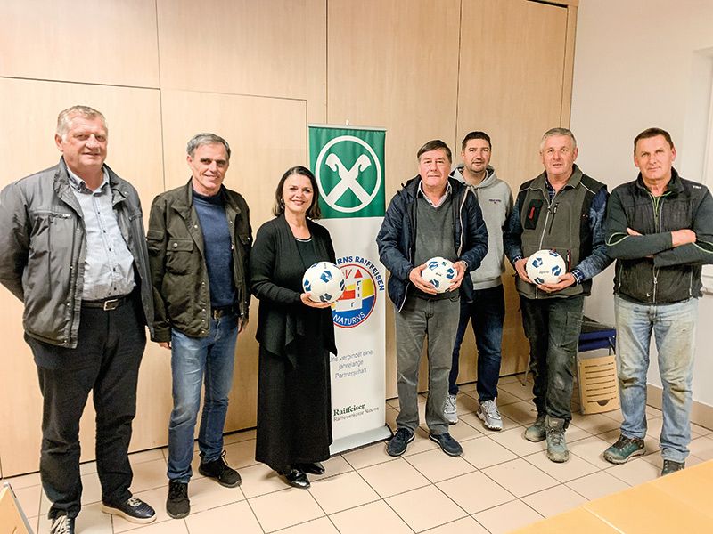 v. l. bei der Übergabe der fairen Fußbälle: SSV-Kassier Norbert Kaserer, Initiator Richard Theiner, Sportreferentin Astrid Pichler, SSV-Präsident Dietmar Hofer und Markus Pircher, Paul Perkmann und Helmuth Zischg von der Sektion Fußball im SSV Naturns Raiffeisen