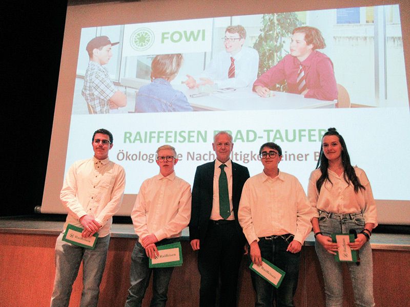 Werner Oberthaler, der Direktor vom OSZ Mals dankte dem Koordinator Mirko Stocker, den Projektpartnern, den Eltern und vor allem den Schülern der drei Klassen. Gekonnt moderiert wurde die Veranstaltung von den Schüler:innen: Mathias De Stefani, Anna Sofie De March und Lena Wiesler. Eine Projektgruppe mit dem Projektpartner: v. l.: Damian Pircher, Benedikt Tappeiner, Raika Direktor Werner Platzer, Lukas Pichler und Lea Ziernheld