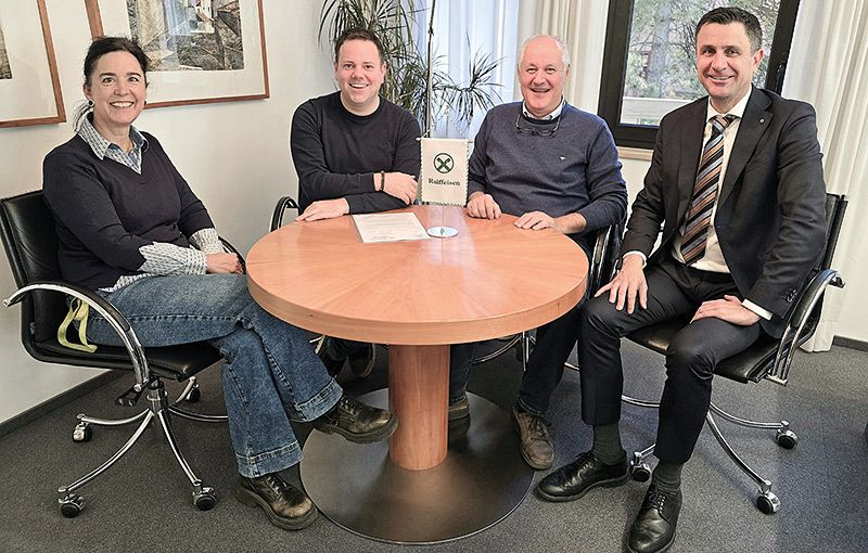 v. l.: Geschäftsführerin Tourismusverein Karin Thaler, Präsident Tourismusverein Philip Ganthaler, Obmann Raiffeisen Christian Ungerer, Geschäftsführer Raiffeisen Andreas Mitterhofer