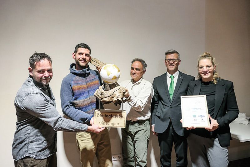 Die Sieger des 11. Ökologiepreises: Samuel Hafele und Samuel Holzner von nev, Josef Gruber, Rudi Mauer (Raiffeisenkasse Prad/Taufers) und Caroline Perfler von nev.