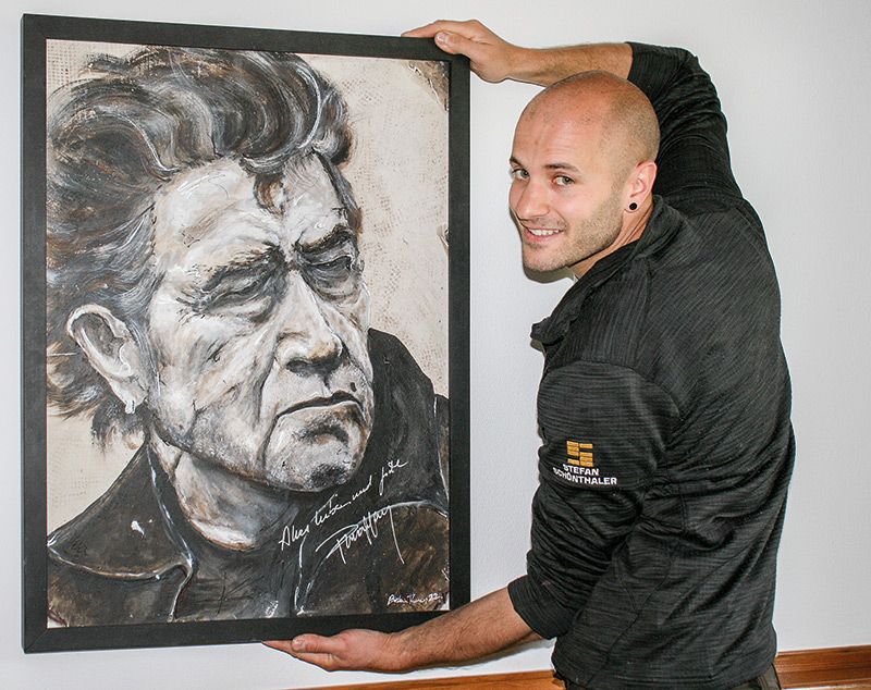 Thomas Biedermann aus Eyrs hat das Portrait für den guten Zweck gemalt. Der Sänger hat es persönlich signiert.