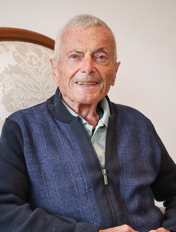 Hans Thaler, Jg. 1947, Schluderns. „In der Volksschule war ich der Hans, in der Mitteschule der Johann und in der Handelsoberschule der Giovanni “, erklärt er. Nach längerer Prozedur wurde schließlich der Name Johann Thaler amtlich eingetragen.