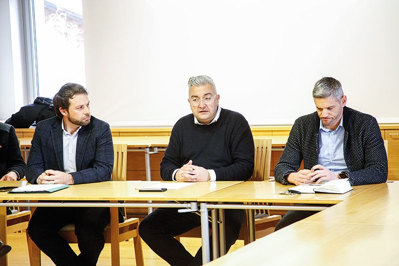 v. l.: Michael Wunderer (Geschäftsführer E-Werk Genossenschaft Prad), Bezirkspräsident Dieter Pinggera und Alexander Telser (Geschäftsführer VEK) erläutern die Gründung der Energiegemeinschft Vinschgau