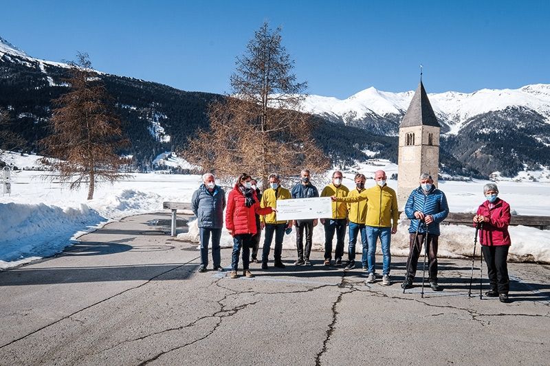 v.l. Robert Stecher, Regina Marth Gardetto, Margit Jung Marsoner, Valentin Paulmichl, BM Franz Prieth, Thomas Santer, Günther Angerer, Gerald Burger, Alfons und Marlene Wallnöfer