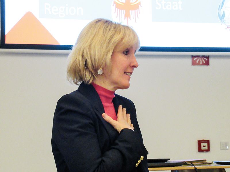 Auf Einladung des KVW und des Katholischen Familienverbandes informierte die Landesrätin Waltraud Deeg in der Mittelschule Schlanders über finanzielle Hilfen für Familien, sowie über die Rentenvorsorge.