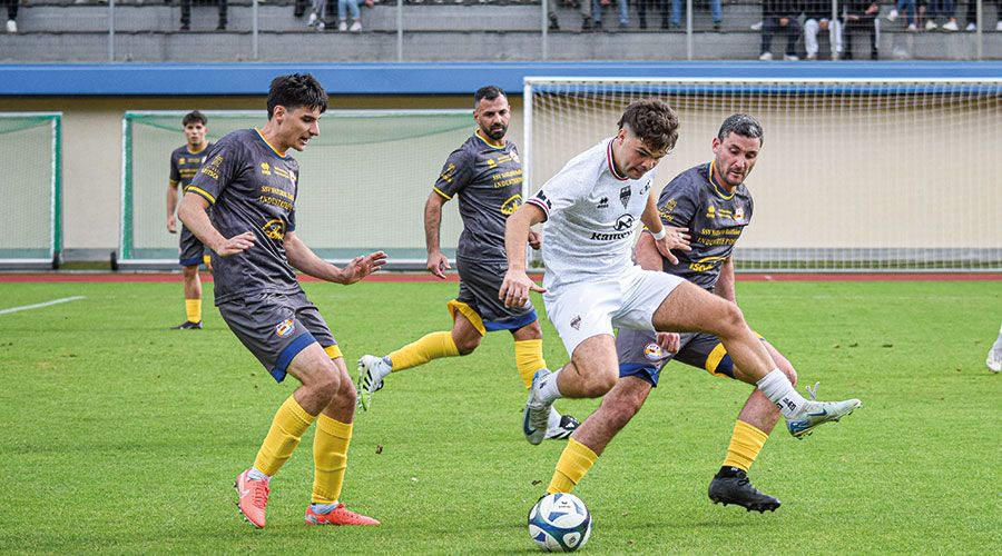 Samuel Weiss (weiß) verlor mit seinen Latschern das Vinschger Derby gegen Naturns