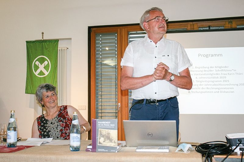 Helene Dietl Laganda und Präsident des VUSEUMS, Toni Patscheider, informieren die Mitglieder des Museumsvereins über die vielen Aktivitäten, die Kultur und Erbe der Vorfahren weitertragen