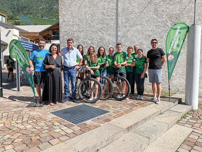 Mobilitätsreferent Florian Gruber, Sportreferentin Astrid Pichler, SSV-Präsident Dietmar Hofer, das erfolgreiche Naturnser Einrad-Team und Bürgermeister Zeno Christanell beim Empfang in Naturns   (Foto Carmen Fliri)