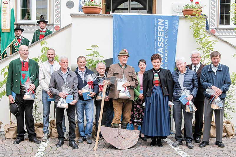 Haben die Waale gepflegt, pflegen sie weiter und werden ihr Wissen weitergeben v. l.: Gregor Moriggl, BB-Orstobmann Urban Telser, Engelbert Patscheider, Emanuel Telser, Sebastian Waldner, der Waaler Otto Jochberger, FF-Kommandantin Evi Thöni, HPV-Obfrau Claudia Plaickner, Karl Felderer, der Obmann des Bodenmeliorierungskonsortiums Burgeis Peter Moriggl und der Waaler Josef Blaas
