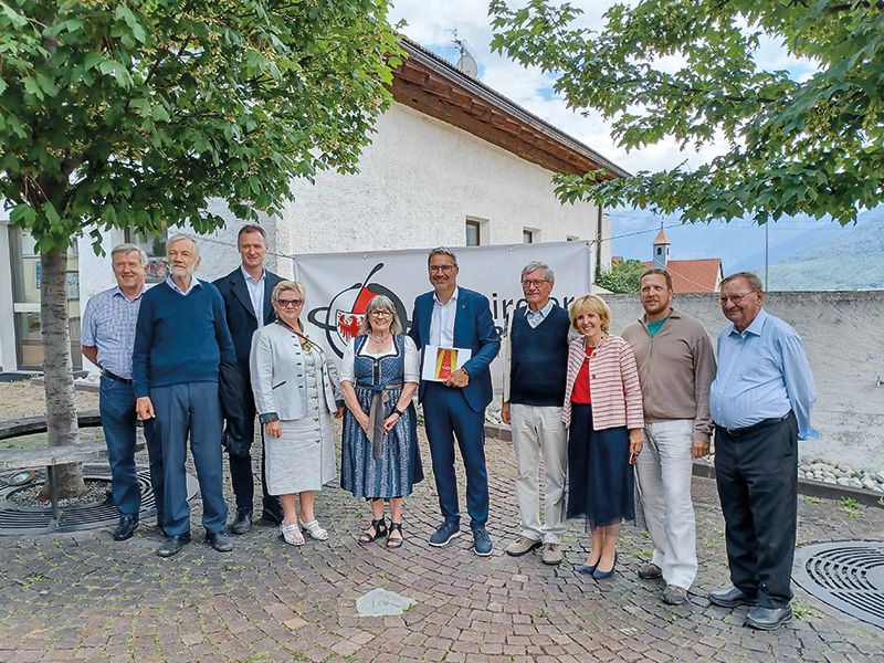v. l.: Heinrich Fliri (KVW), Georg Daverda (Südtiroler in der Welt), Hugo Leiter (Südtiroler in der Welt), Josef Thurner (BM Mals), Getrud Telser (KVW), Luise Pörnbacher (Vorstandsvorsitzende SiW), LH Arno Kompatscher, Erich Achmüller (SiW), LH Stellvertreterin Waltraud Deeg, Bernhard Müller (SiW), Sepp Stricker (KVW)