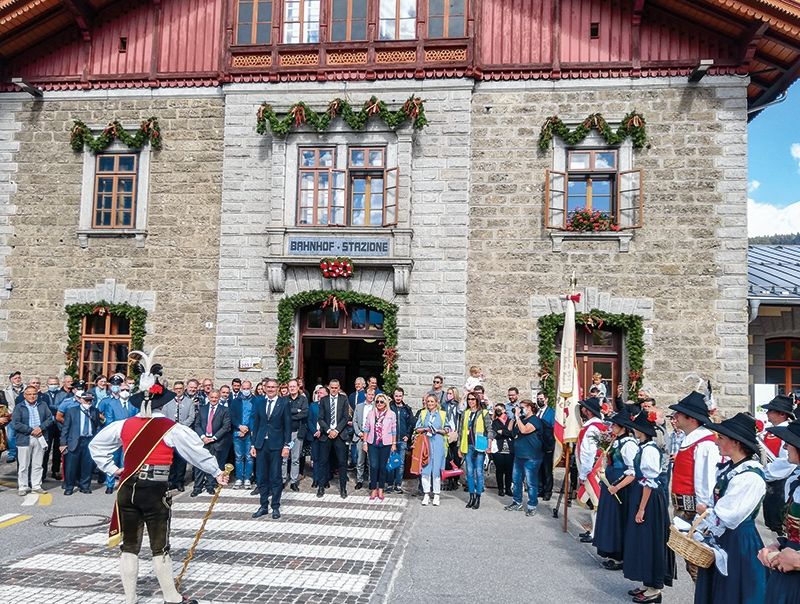 Gegen 13 Uhr erreichte die Dampflok Toblach. Die Ehrengäste wurden von der Bevölkerung und der Musikkapelle Toblach empfangen. Auf dem Festgelände des Grand Hotels unterstrichen der Toblacher BM Martin Rienzner, LH Arno Kompatscher, LR Daniel Alfreider und Giuseppe Brusamolin, der RFI-Verantwortliche der Eisenbahn und der Historiker Wolfgang Strobl die Bedeutung der Eisenbahn in der Vergangenheit und für die Zukunft.