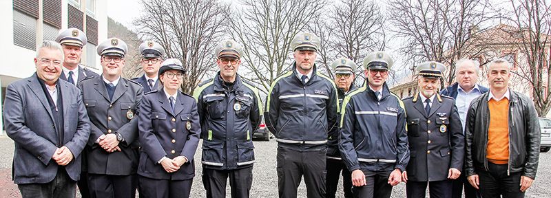 Beförderungen komme nicht oft vor v. l.: BM Dieter Pinggera, Klaus Obwegeser, Thomas Peer, Kevin Wieser, Noemi Daniel, Christoph Horrer, Thomas Staffler, Erhard Lampacher, Ulrich Gruber, Christian Carli, Georg Sagmeister und BM Franz Prieth