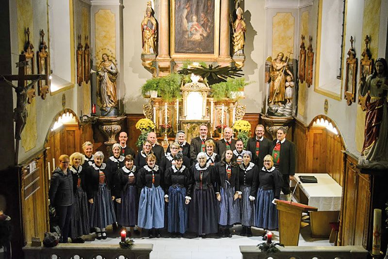 Der Kirchenchor Eyrs unter der Leitung von Heidi Warger in der Pfarrkirche zum Heiligen Remigidius. Die Sängerinnen und Sänger stimmen in die Adventszeit ein
