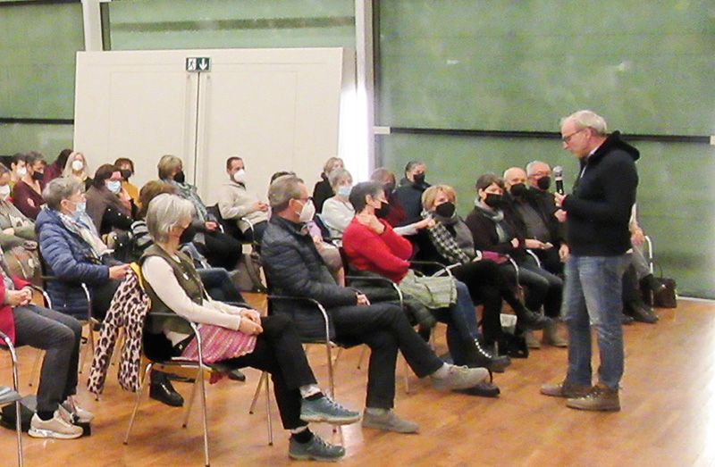 Andreas Conca referierte im Kulturhaus Schluderns zum Thema: „Getragen in ungewissen Zeiten“. Organisiert wurde der gut besuchte Vortrag von der Bibliothek Schluderns, vom Bildungsausschuss und den KVW Frauen.