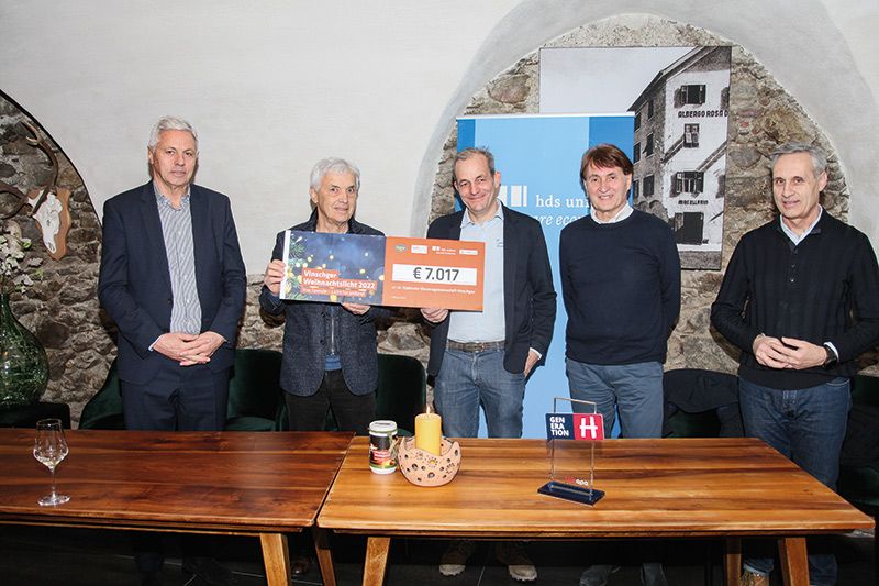 Die offizielle Spendenübergabe fand im Weinkeller der Goldenen Rose in Schlanders statt, v. l.: Erich Ohrwalder (für die Raiffeisenkassen des Vinschgaus), Hans Tappeiner (Vorsitzender der Vinzenzkonferenzen im Vinschgau), Dietmar Spechtenhauser (hds-Bezirksobmann), Helmuth Rainer (HGV) und Günther Platter für den LVH