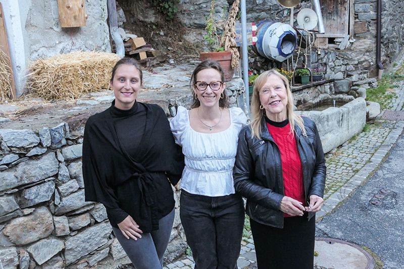 Vor dem Pfeiferhaus in Stilfs v.l.: Die Koordinatorin Daria Habicher, die Künstlerin Marie Capesius und die Gemeindereferentin Maria Herzl.