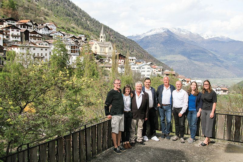 Die PNRR-Projektgruppe v. l.: Roland Angerer, Verena Wopfner, BM Franz Heinisch, Samuel Marseiler, VizeBM Armin Angerer, Volker Klotz, Eva Ratschiller und Daria Habicher