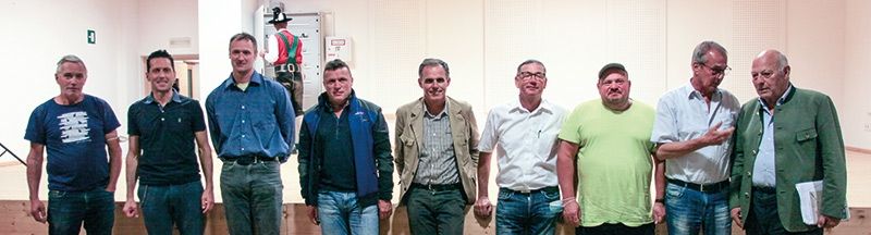 Vinzenz Telser bedankt sich bei seinen Weggefährten v. l.: der Matscher SVP-Ortsobmann Sepp Telser, Ulrich Veith, BM Josef Thurner, Stefan Peer, Alt-LR Richard Theiner, Vinzenz Telser, Oskar Telser, Fraktionssekretär Karl Schwabl und AltLH Luis Durnwalder