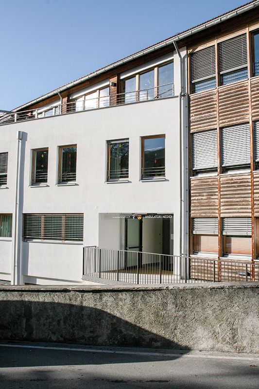 Ärzte verlassen die neue Gemeinschaftspraxs im Zubau des Martinsheimes in Mals.
