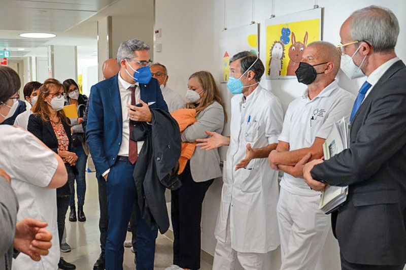 Der Landeshauptmann unterhielt sich beim Rundgang im Krankenhaus mit den anwesenden Mitarbeiterinnen und Mitarbeitern v. l.: Generaldirektor Florian Zerzer, ärztlicher Leiter Dr. Robert Rainer, Leiter der Notaufnahme Dr. Helmuth Josef Weiss, Abteilungsdirektorin Laura Schrott. (Foto: LPA)
