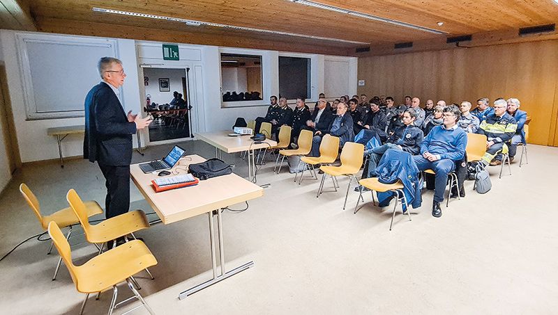 Der technische Direktor von Alperia Greenpower Andreas Bordonetti (stehend) und der Direktor des Landesamtes für Hydrologie und Stauanlagen in der Agentur für Bevölkerungsschutz Roberto Dinale (erste Reihe ganz rechts) informierten im Bürgerhaus von Martell über verschiedene Aspekte von Stauanlagen. (Foto: LPA/Landesamt für Hydrologie und Stauanlagen)