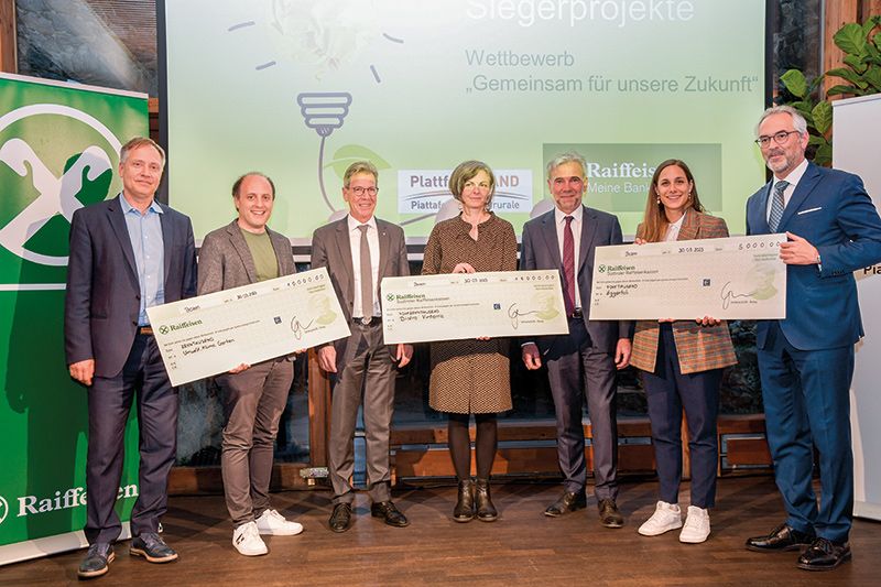 v. l.: Ulrich Höllrigl, Lukas Neumair (Projekt “Umwelt.Klima.Garten”), Herbert Von Leon (Obmann Raiffeisenverband Südtirol), Martina Hellrigl (Gründungsmitglied und Vorsitzende Sozialgenossenschaft Vinterra, Projekt “Bistro Vinterra”), LR Arnold Schuler, Stephanie Völser (Tourismusverein Eggental, Projekt “Eggental”), Robert Zampieri