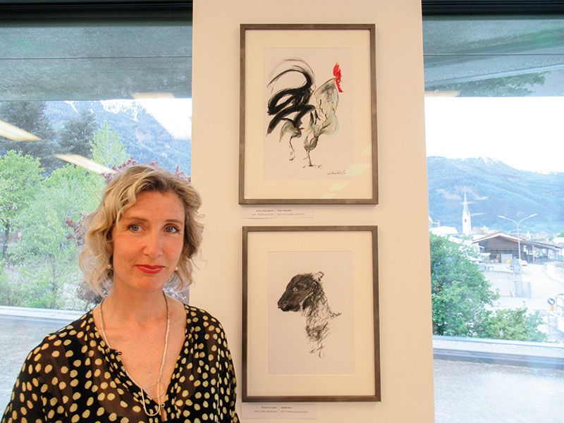 Tania Wallnöfer aus Trafoi zeigt bis 21. Mai im Spazio Rizzi in Latsch ihre Bilder. Bei der Ausstellungseröffnung am 2. Mai erzählte ihr Bruder Lorin Wallnöfer, der Wirtschaftsprüfer und Steuerberater, über ihr Leben und ihre Leidenschaft für die Malerei. Für stimmungsvolle Musik sorgte David Frank mit seiner steirischen Harmonika.
