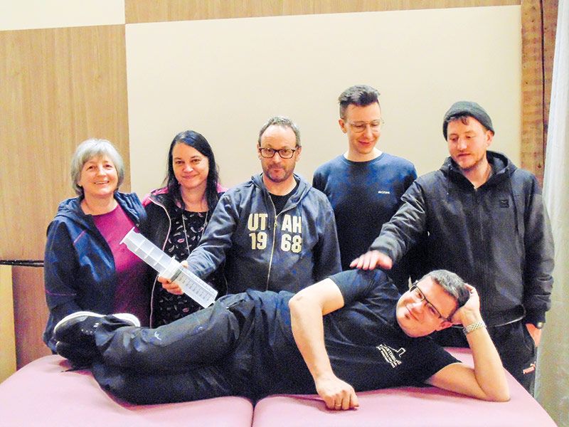Ein „spritziges“ Theaterstück kommt ab 24. Mai in Laatsch zur Aufführung. Kleine Theater-Wehwehchen werden dabei umgehend auf der Bühne geheilt und die Lachmuskeln trainiert.