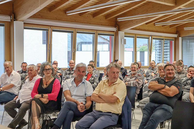 Viele Fragen an die Experten gab es beim Informationsabend zu Stauanlagen und Druckleitungen in Schlanders. Im Bild vorne (ab 3.v.l.) die Laaser Bürgermeisterin Verena Tröger, Landesrat Arnold Schuler und der Marteller Bürgermeister Georg Altstätter. (Fotos: LPA/Noemi Prinoth)