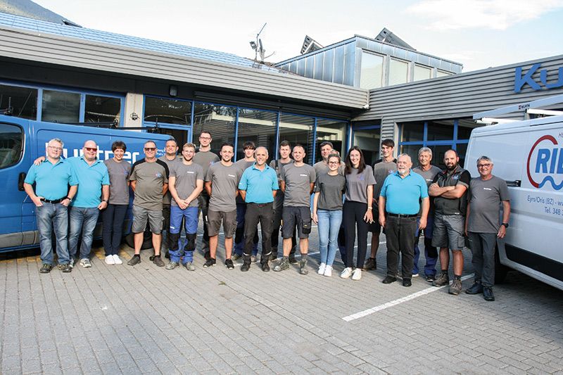 Die Teams der Firmen Kuntner GmbH und Riedl Bernhard: v. l. Alois Kuntner, Mainrad Kuntner, Veronika Riedl, Bernhard Riedl, Elmar Wallnöfer, Tobias Aondio, Jonas Riedl, Leo Wunderer, Jan Dellasega, Karlheinz Kuntner, David Spechtenhauser, Jürgen Jochberger, Peter Riml, Viktoria Kuntner, Franziska Riedl, Gilbert Thanei, Johann Kuntner, Andreas Dellasega, Georg Tröger und Hanspeter Saurer