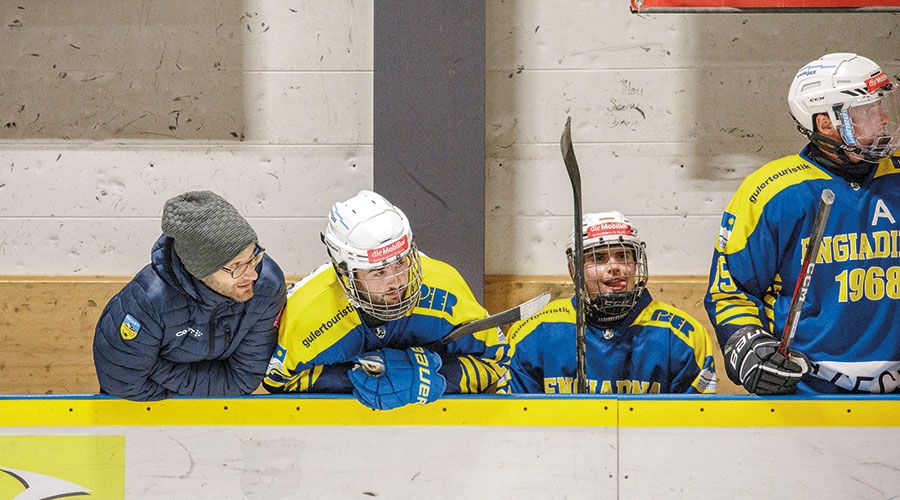 Benjamin Wunderer im Gespräch mit einem seiner Spieler des CdH Engiadina